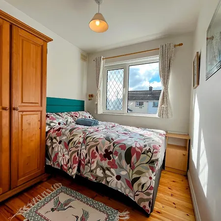 Cozy Flat In Leafy Greenfields Apartmán *